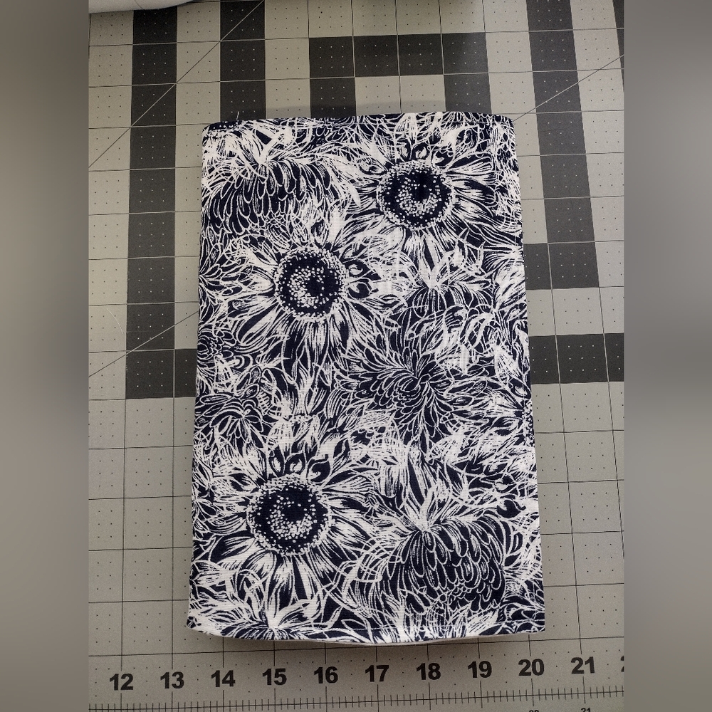 Adjustable Book Cover 📚 - Picture 2 of 4